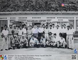 Foto Bersama Pegawai CPI di Bandara Simpang Tiga Pekanbaru pada Tahun 1961