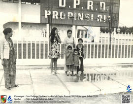 Foto Keluarga (Indriwati Asikin) di Depan Kantor DPRD Riau pada Tahun 1970