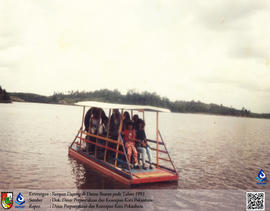 Sampan Dayung di Danau Buatan pada Tahun 1993