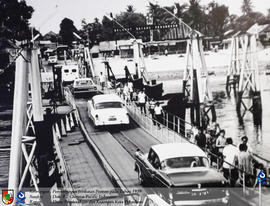Penyebrangan jembatan ponton sungai siak tahun 1960 terlihat beberapa mobil menyebrang