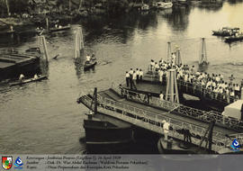 Jembatan ponton sungai siak tahun 1959 dibuka ketika kapal-kapal akan melintasi sungai siak
