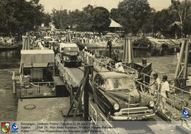 Terlihat mobil melintasi jembatan pada acara peresmian jembatan ponton sungai siak tahun 1959